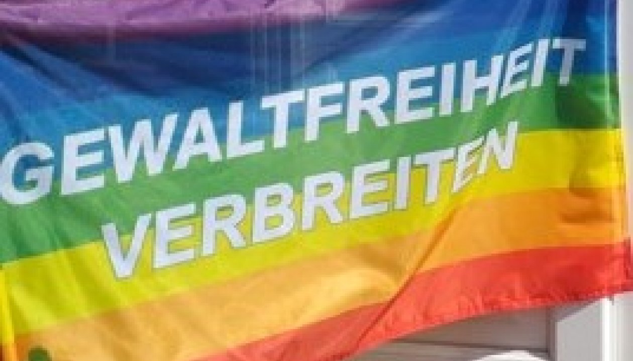 Gewaltfreiheit verbreiten_Fahne