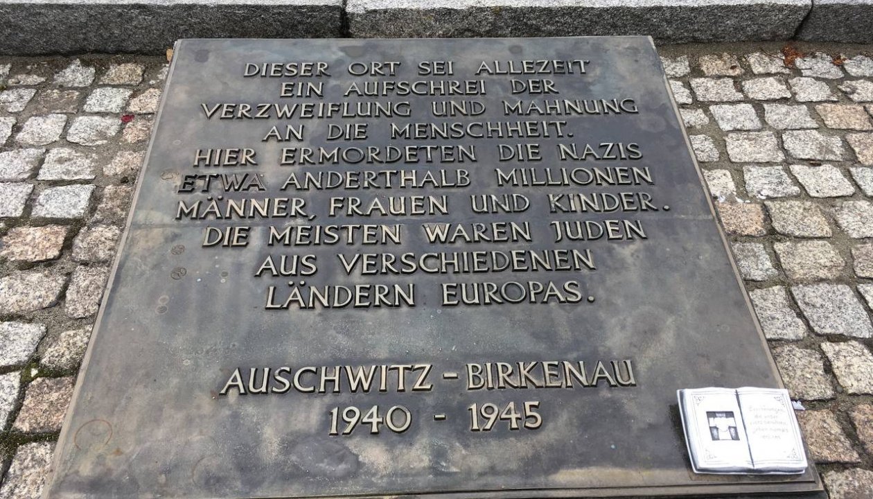auschwitz-birkenau_mahnmal_gedenktafel_deutsch.jpg